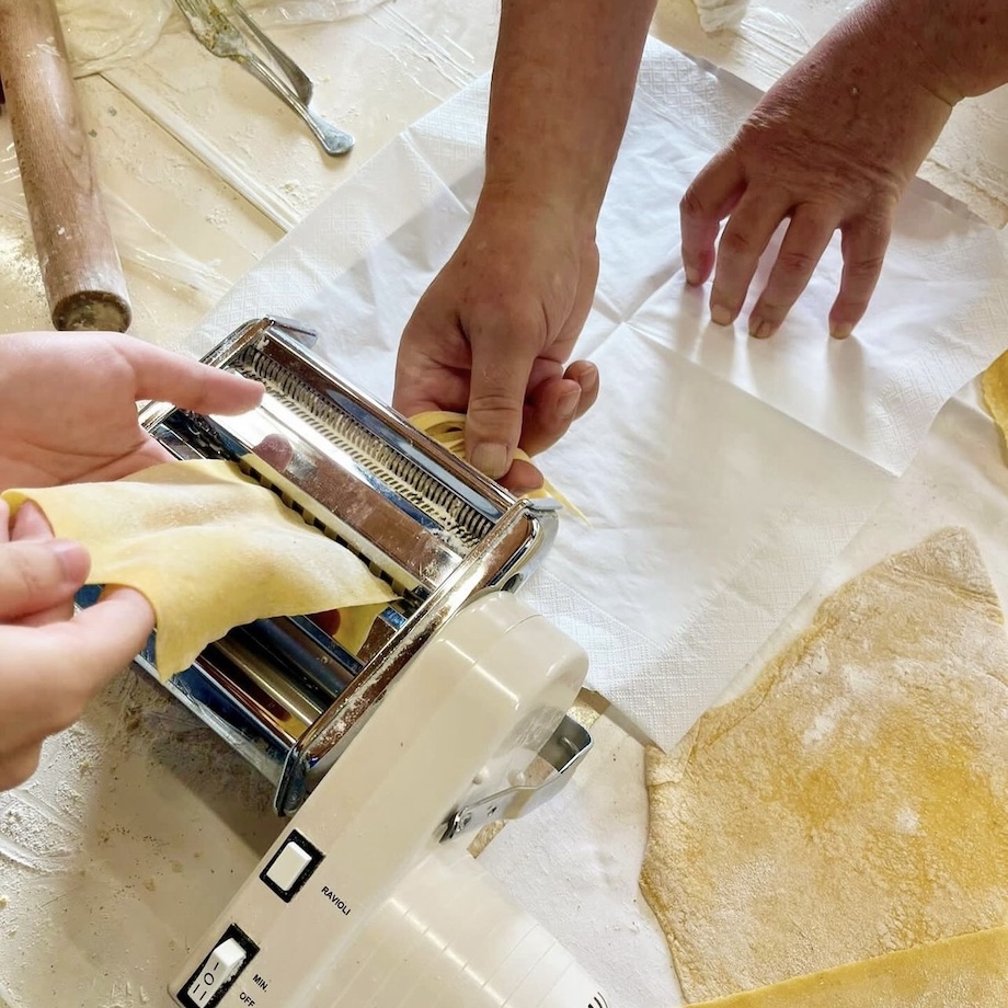 Mani che tirano la pasta in laboratorio di Cucina Indipendente
