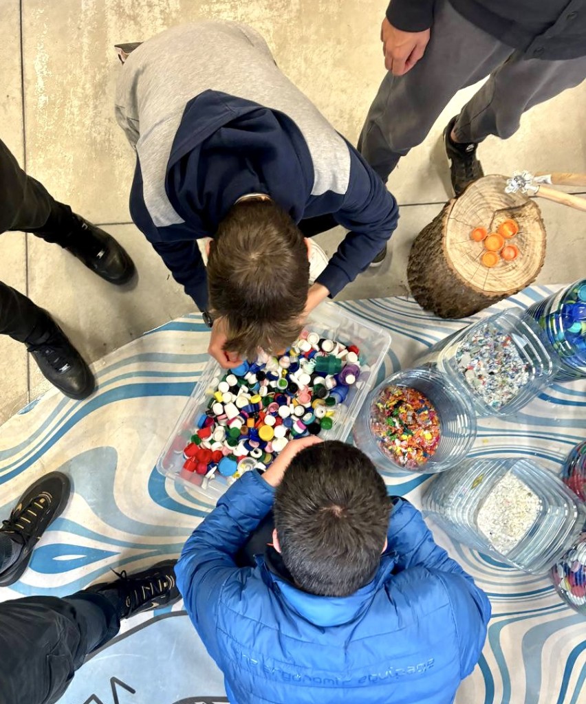 Uscita al Verona FabLab: due ragazzi selezionano tappi e materiali da riciclare