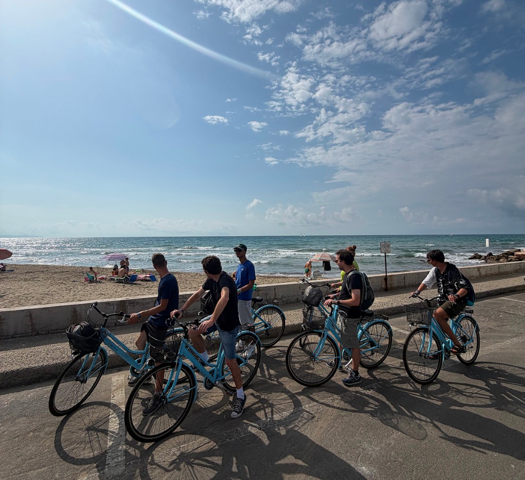 Il gruppo in bicicletta sul lungomare durante la vacanza in Toscana