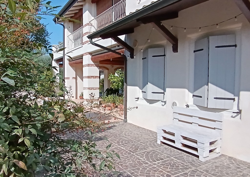 L'ingresso della sede di Povegliano: panca sul portico e giardino